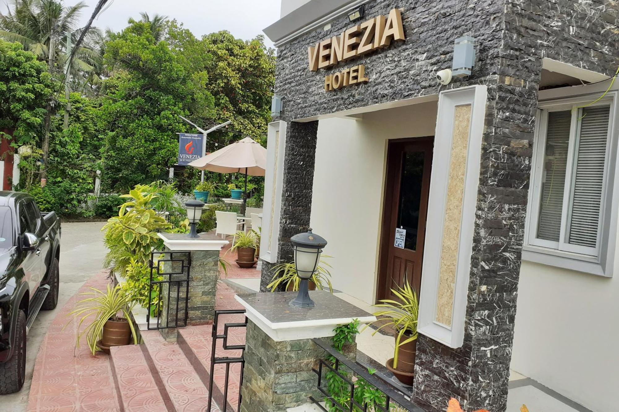 Venezia Suites Hotel Iloilo Екстер'єр фото